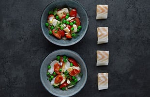 Stockfish with peas and tomato